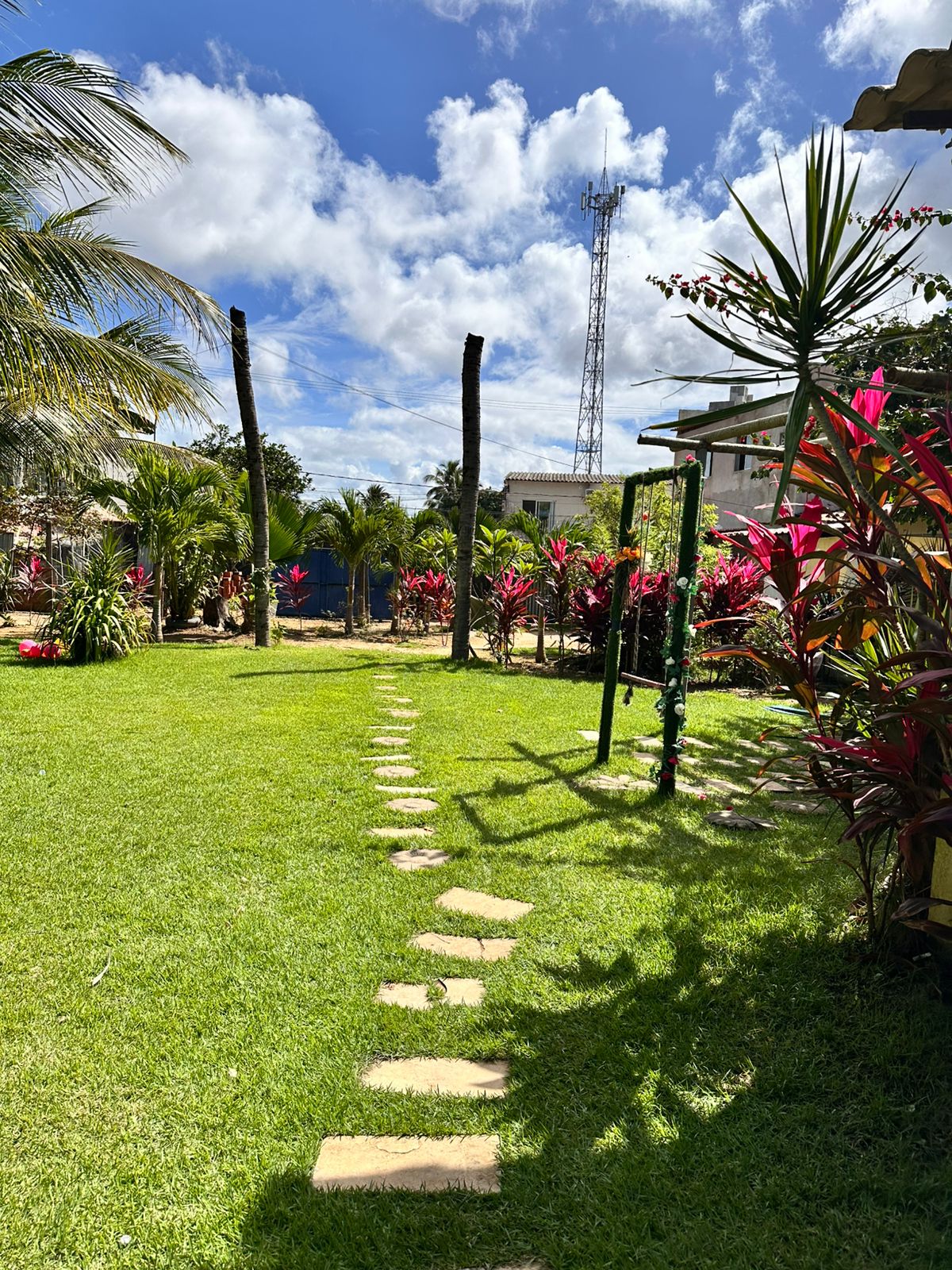 Caminho de pedras no jardim amplo